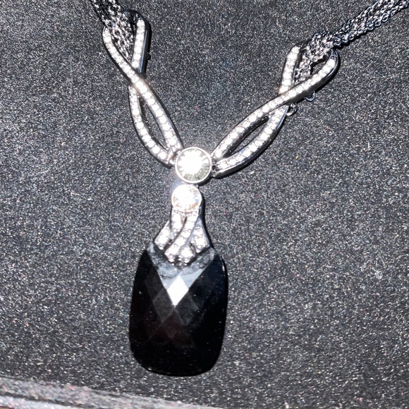 GIVENCHY LADIES ADJUSTABLE CHOCKER.  RHINESTONES AND A BLACK FACETED MAIN STONE. - Picture 2 of 6